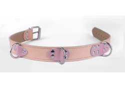 Single strap collar 1.25" wide demonstrating possibility of the attachments that are available on the single strap collars that are 1.25" or wider. Regular attachment on the left, double strap attachment in the center, reinforced attachment on the right.
Collar is made with peach cream leather and caramel lambskin inner lining. Attachments use pastel leather touches.