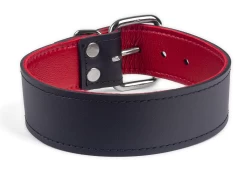 Single strap collar 1.25" wide. Black leather, red lambskin inner lining