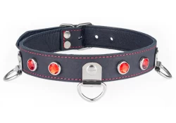 Single strap collar 1" wide. Black leather, black leather inner lining, 3 large d rings with clamp, ruby gems
