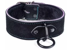 Single strap collar 1.5" wide. Black suede outer layer, black fur inner lining, black loop & dee