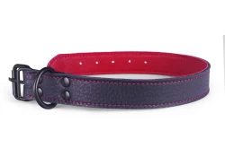 Single strap collar 1" wide. Pebble black leather, red lambskin inner lining, black buckle, black d ring by buckle.
