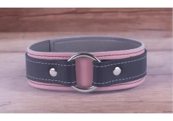 1.5" wide collar without wings. Top strap is 1" wide. Black leather top strap, pastel leather bottom strap, grey lambskin inner lining, 1.25" o-ring in center