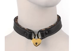 Same collar as DRC03, worn in the opposite direction.