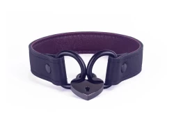 1" wide collar without wings. Black leather, crimson lambskin inner lining, black d rings, Lock 8B (large black heart-shaped lock).