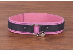 1.25" wide collar without wings. Black leather top, rose leather bottom, rose lambskin inner lining, silver heart-shaoed ring (with jingle bell attached).