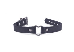 0.75" wide collar without wings. Black leather, black lambskin lining, locking buckle, d ring by buckle, silver heart.